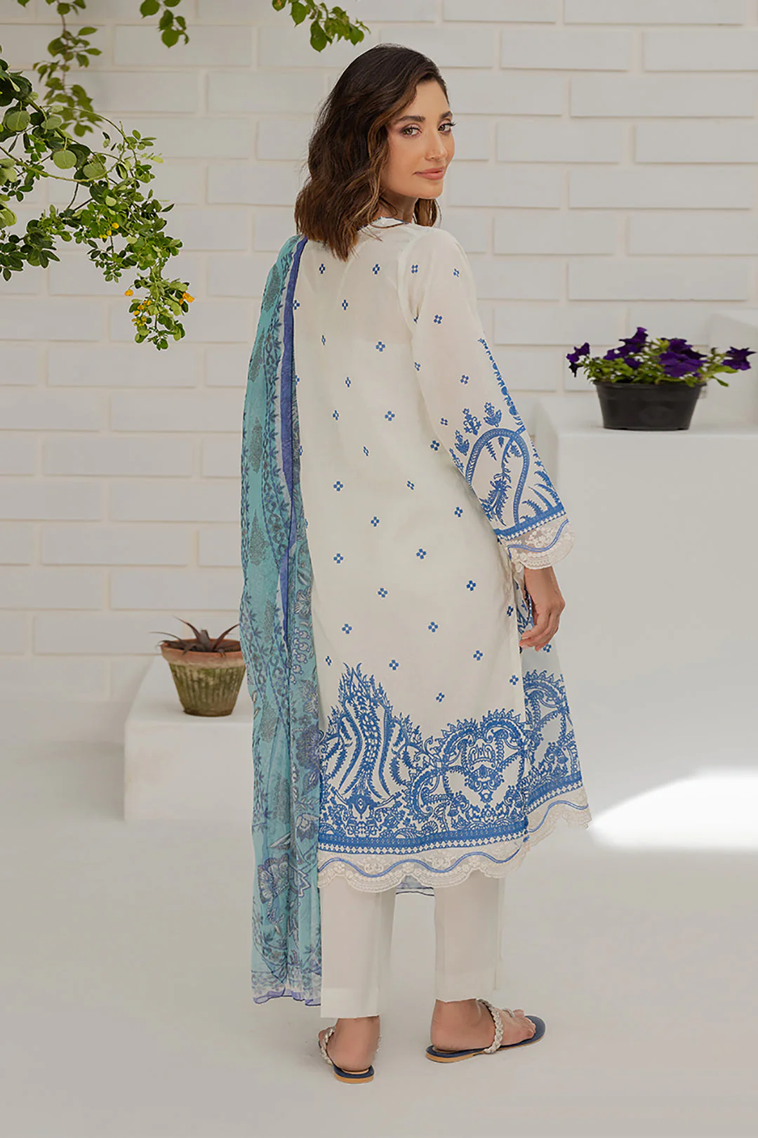Embroidered Kurta Dupatta Trouser - 1076 - Image 5