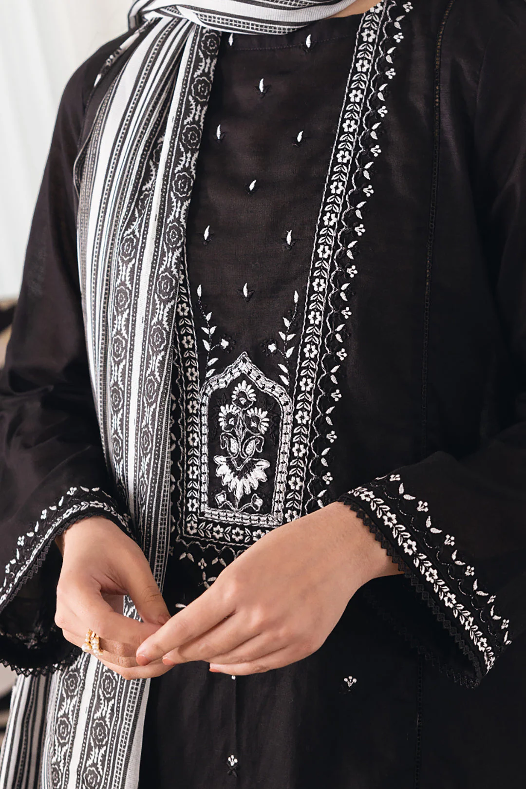 Embroidered Kurta Dupatta Trouser - 1085 - Image 4