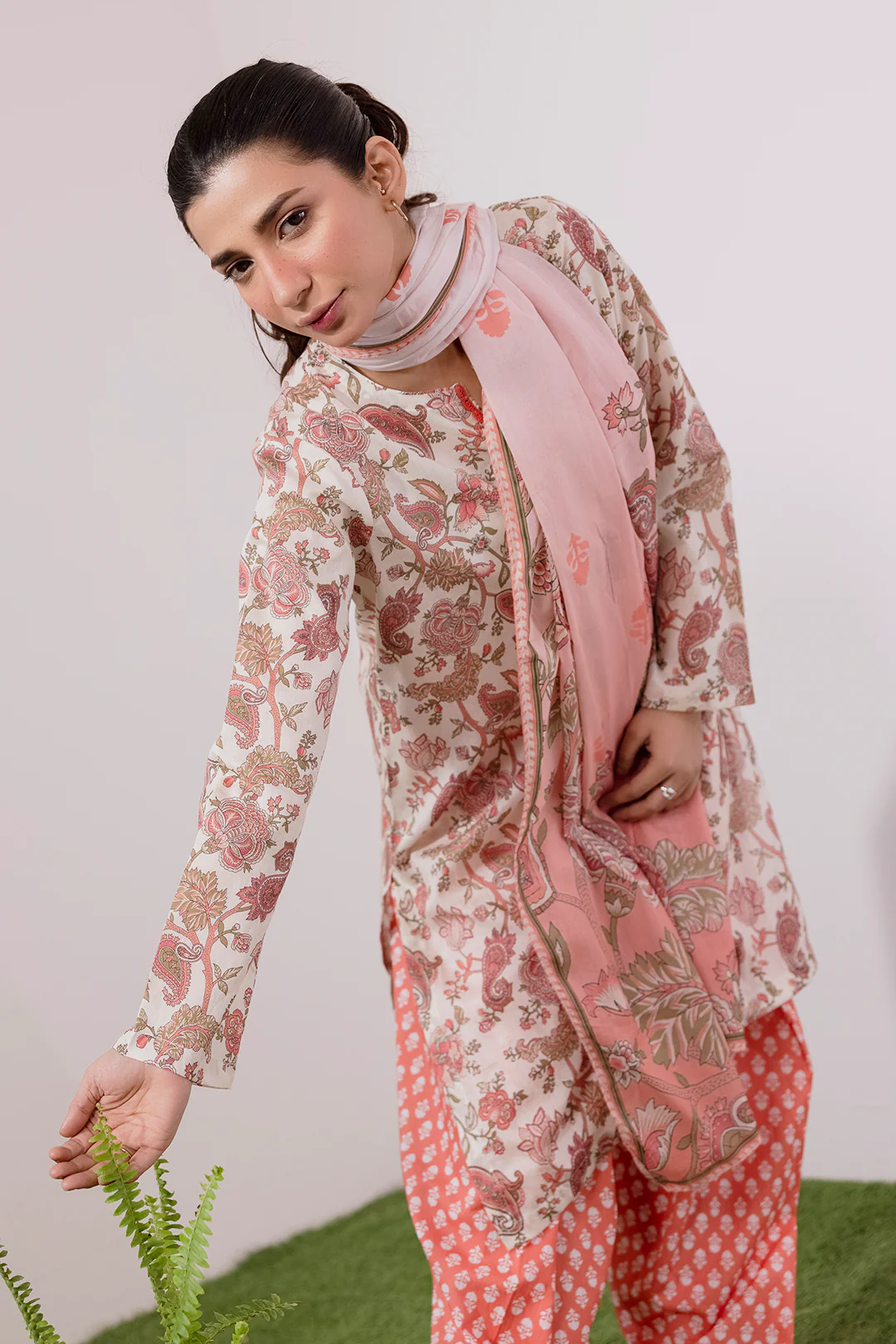 Kurta Dupatta Trouser - 1955 - Image 4